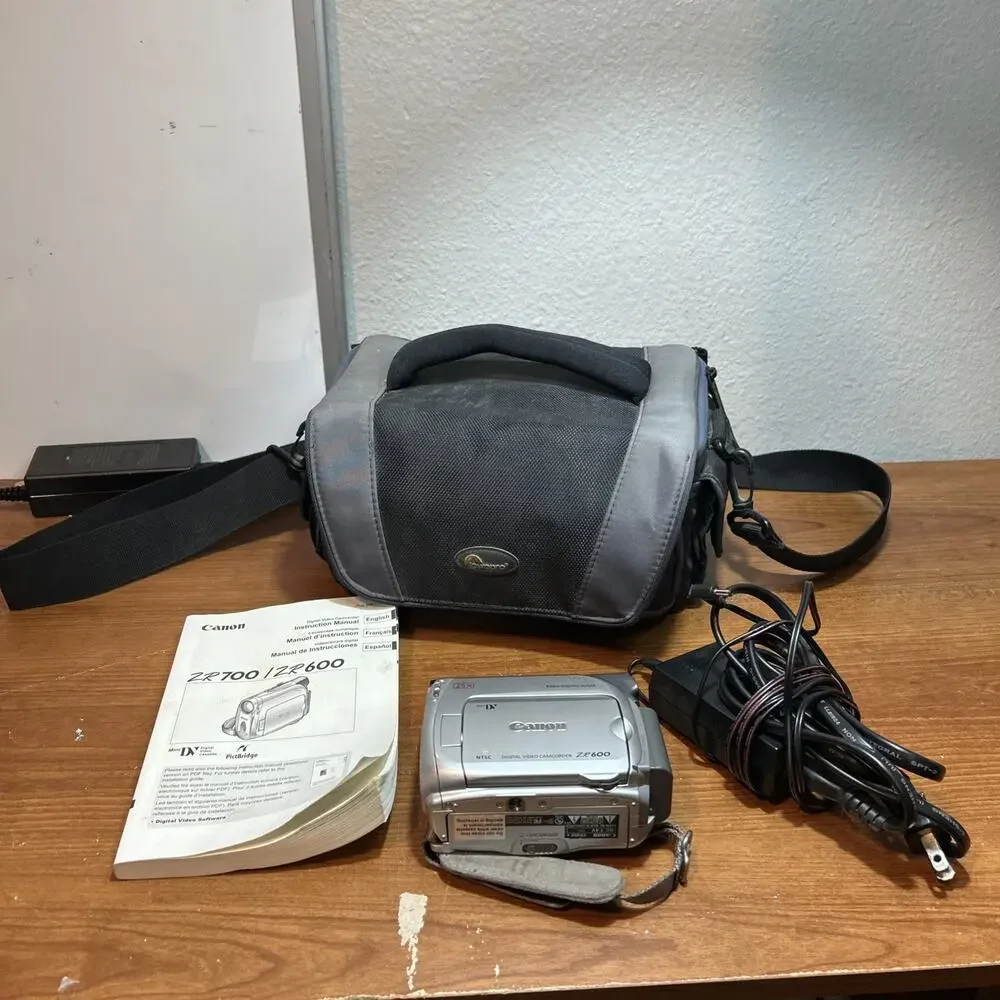 Canon ZR600 Mini DV Digital Camcorder Video Camera